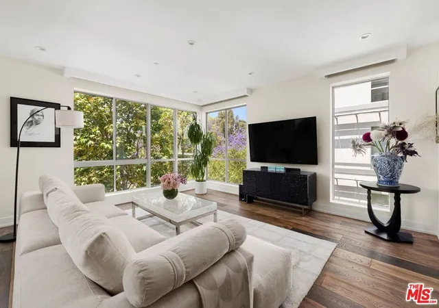 3rd image of 450 N Palm Dr, Beverly Hills, CA 90210