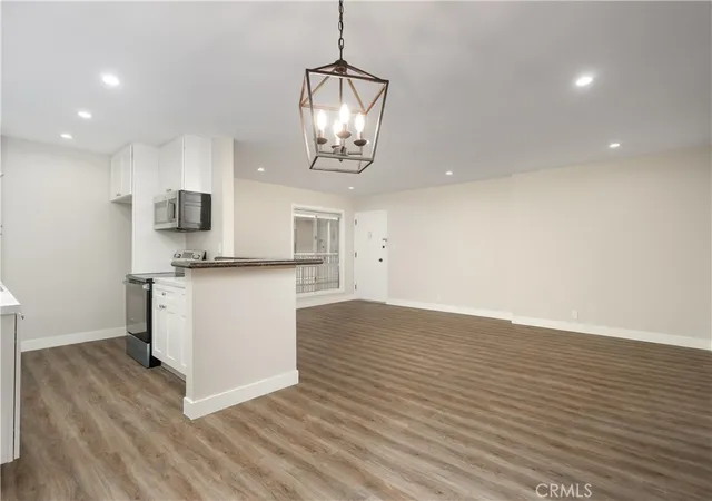 2nd image of 5320 Zelzah Ave #201, Encino, CA 91316 | MLS# SR26125049