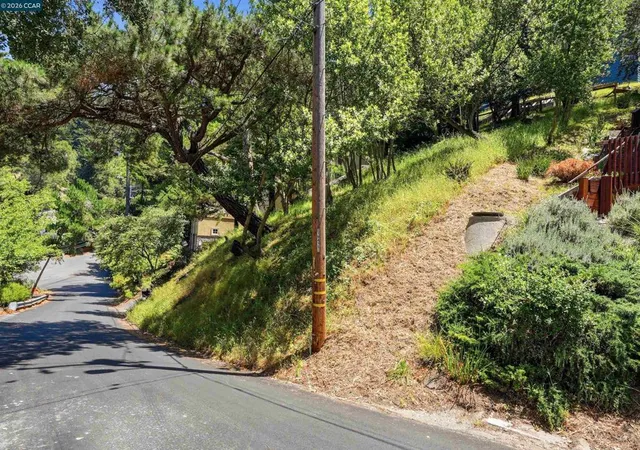 3rd image of 6690 Gunn Dr, Oakland, CA 94611 | MLS# 41137710