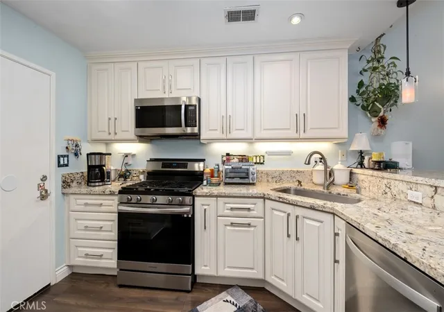 Listing Photo 4 - Condo for sale in building located at 67 Carlsbad, Aliso Viejo, CA 92656
