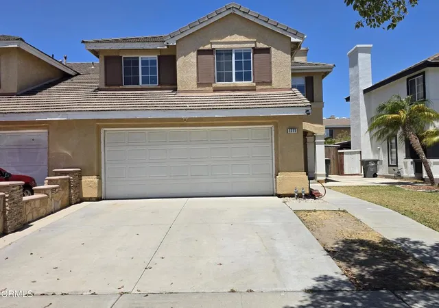 Photo 2 of Single family home for sale at 1711 Florentina Dr, Oxnard, CA 93030 | MLS# V1-36906 | Listing updated on 2026-09-28