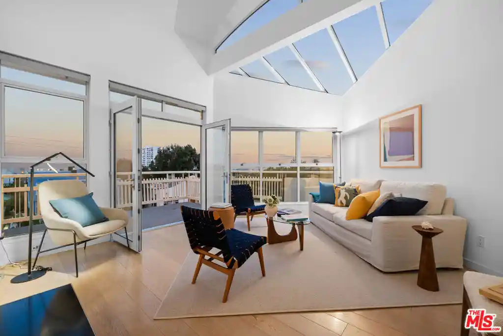 Listing Photo 1 - Condo for sale in 2913 3Rd St located at 2913 3Rd St, Santa Monica, CA 90405 - Unit #304