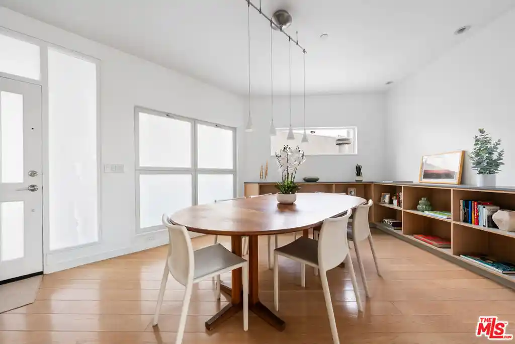 Listing Photo 2 - Condo for sale in 2913 3Rd St located at 2913 3Rd St, Santa Monica, CA 90405 - Unit #304