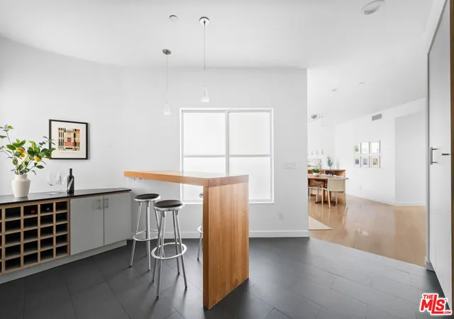 Listing Photo 4 - Condo for sale in building located at 2913 3Rd St, Santa Monica, CA 90405 - Unit #304
