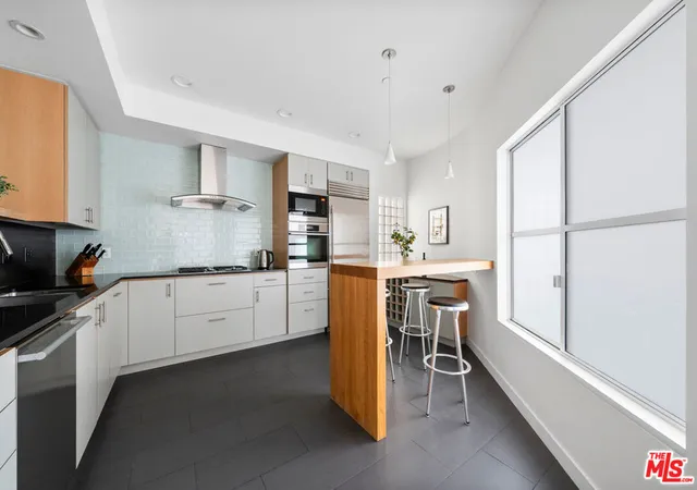 Listing Photo 5 - Condo for sale in building located at 2913 3Rd St, Santa Monica, CA 90405 - Unit #304