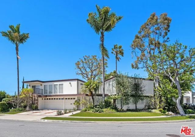 Photo 2 of Mansion for sale at 6505 S Halm Ave, Los Angeles, CA 90056 | MLS# 26844465 | Listing updated on 2026-09-06