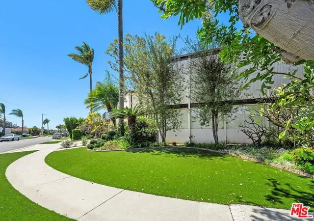 Photo 3 of Mansion for sale at 6505 S Halm Ave, Los Angeles, CA 90056 | MLS# 26844465 | Listing updated on 2026-09-06