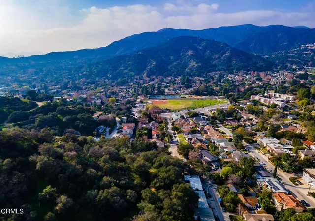 2nd image of 4 Vista Del Verde Dr, Glendale, CA 91208 | MLS# P1-27557