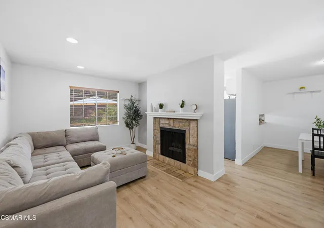 Listing Photo 4 - Condo for sale in building located at 29633 Strawberry Hl Dr, Agoura Hills, CA 91301
