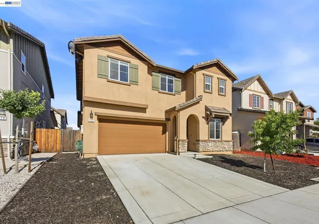 Photo 3 of Sale Pending at 182 Willowrun Way, Oakley, CA 94561 | MLS# 41137952 | Listing updated on 2026-09-25
