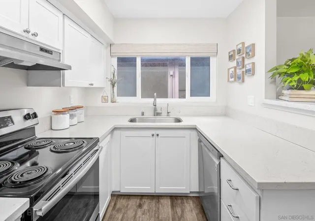 Listing Photo 3 - Condo for sale in building located at 2600 Torrey Pines Rd, La Jolla, CA 92037 - Unit #A32
