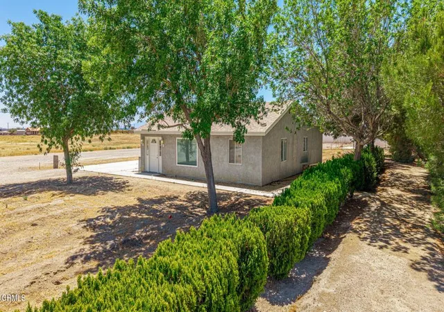 3rd image of 2866 W Avenue F, Lancaster, CA 93536 | MLS# V1-36949