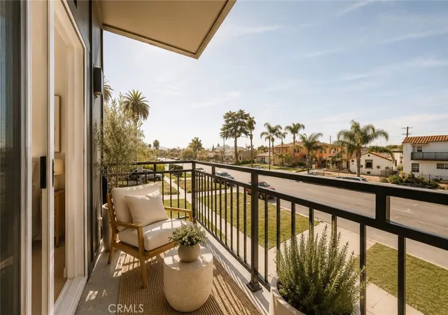 Photo 4 of House for sale at 2010 S Dunsmuir, Los Angeles, CA 90016 | MLS# BB26127611 | Listing updated on 2026-06-11