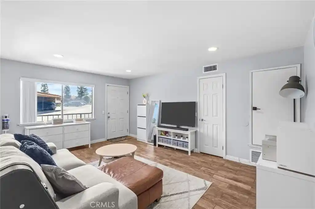 Listing Photo 2 - Condo for sale in 1554 Border located at 1554 Border, Corona, CA 92882 - Unit 1554 Border