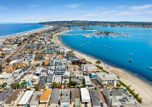 Listing Photo 2 - Condo for sale in building located at 844 48 Isthmus Ct, San Diego, CA 92109 - Unit #