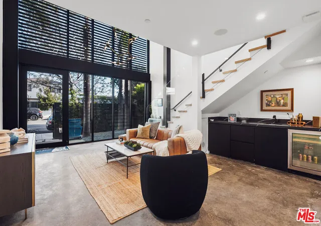 3rd image of 303 Venice Wy, Venice, CA 90291 | MLS# 26845753