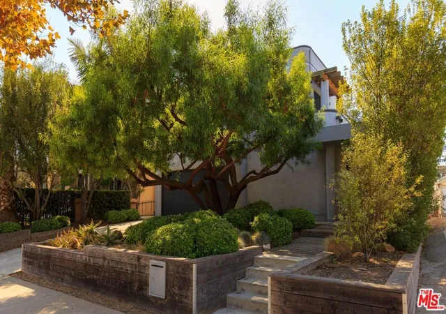 Photo 1 of Sale Pending at 507 N Lucerne Blvd, Los Angeles, CA 90004 | MLS# 26846013 | Listing updated on 2026-10-04