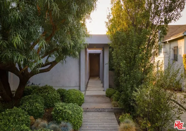 Photo 2 of Sale Pending at 507 N Lucerne Blvd, Los Angeles, CA 90004 | MLS# 26846013 | Listing updated on 2026-10-04