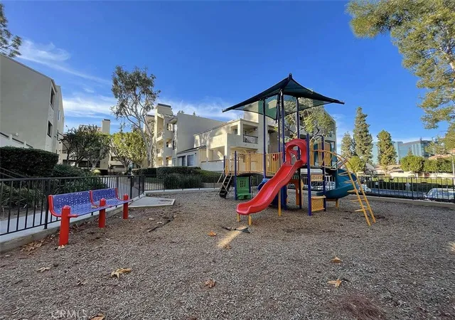 2nd image of 5565 Canoga Ave, Woodland Hills, CA 91367
