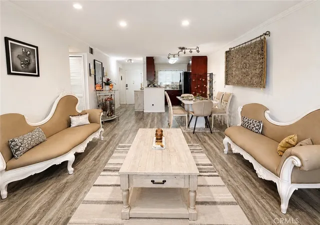 2nd image of 5565 Canoga Ave #207, Woodland Hills, CA 91367 | MLS# SR26125936