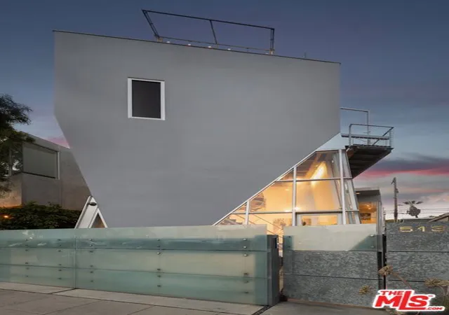 1st image of 513 Grand Blvd, Venice, CA 90291 | MLS# 26846389