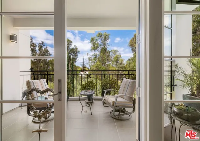 Photo 4 of Sale Pending at 441 S Barrington Ave #311, Los Angeles, CA 90049 | MLS# 26840391 | Listing updated on 2026-07-06