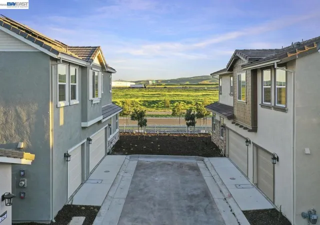 Photo 2 of Sale Pending at 281 E Central Pkwy, Tracy, CA 95391 | MLS# 41138196 | Listing updated on 2026-07-08