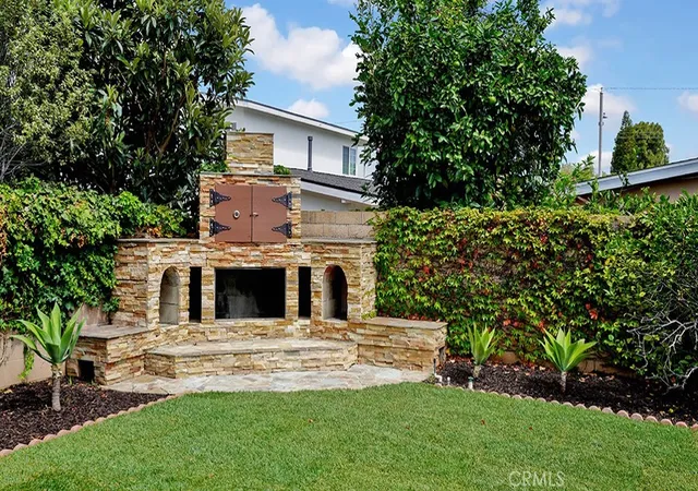 Photo 4 of Sale Pending at 266 Joann St, Costa Mesa, CA 92626 | MLS# OC26128269 | Listing updated on 2026-09-24