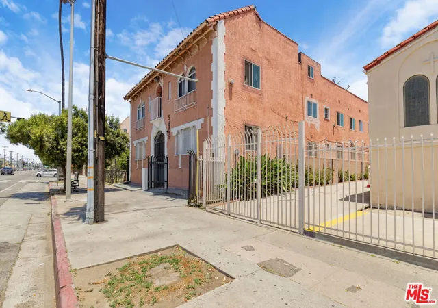 Listing Photo 4 - Condo for sale in building located at 5606 S Figueroa St, Los Angeles, CA 90037