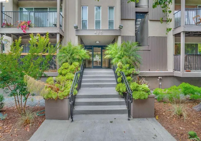Homes for sale in Oakland, CA | 425 Orange St #202, Oakland, CA 94610 | MLS# 41138225