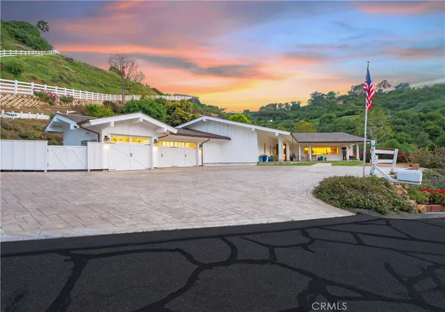 Photo 3 of Single family home for sale at 3 Poppy Trl, Rolling Hills, CA 90274 | MLS# PV26128743 | Listing updated on 2026-09-30