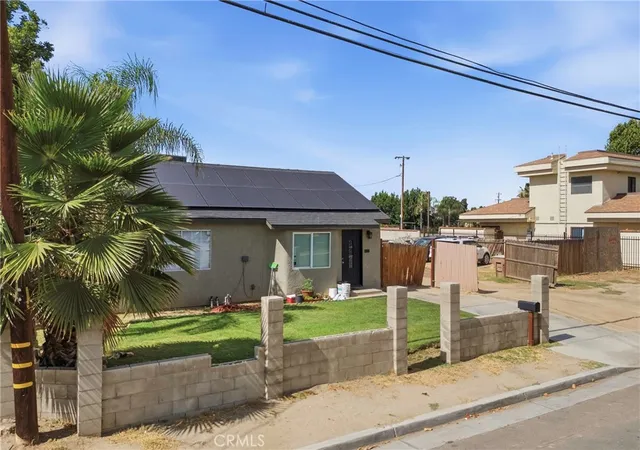 Listing Photo 4 - Condo for sale in building located at 1724th Ter Wy, Bakersfield, CA 93304