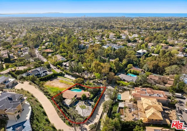 Photo 3 of Single family home for sale at 590 N Tigertail Rd, Los Angeles, CA 90049 | MLS# 26847245 | Listing updated on 2026-06-21