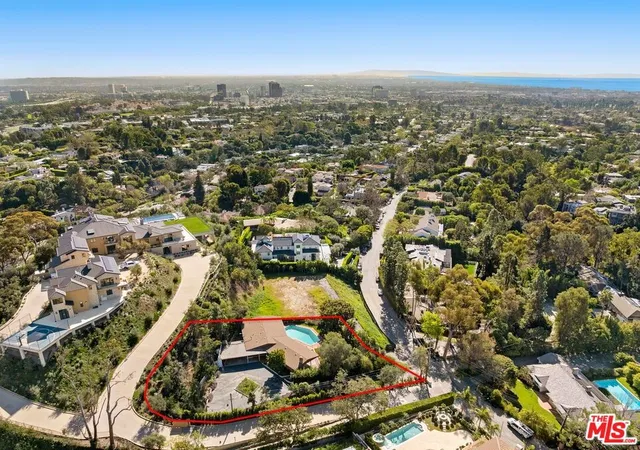 Photo 3 of Single family home for sale at 590 N Tigertail Rd, Los Angeles, CA 90049 | MLS# 26847245 | Listing updated on 2026-06-21