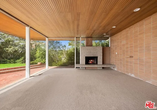 Photo 4 of Single family home for sale at 590 N Tigertail Rd, Los Angeles, CA 90049 | MLS# 26847245 | Listing updated on 2026-06-21
