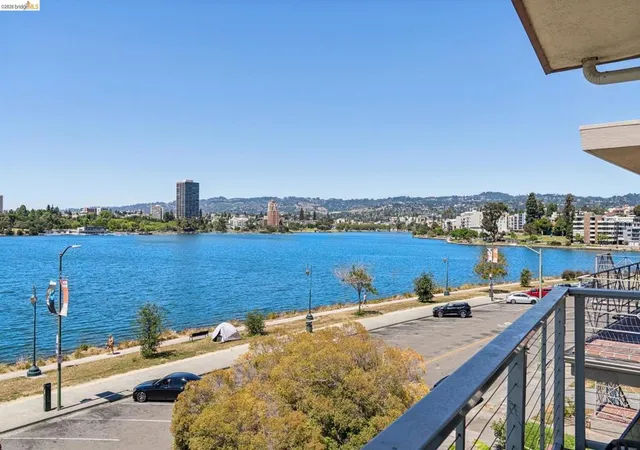 Homes for sale in Oakland, CA | 1410 Lakeshore Ave #5, Oakland, CA 94606 | MLS# 41138287