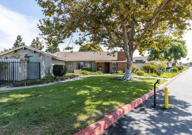 Listing Photo 2 - Condo for sale in building located at 307 Fireside St, Oceanside, CA 92058