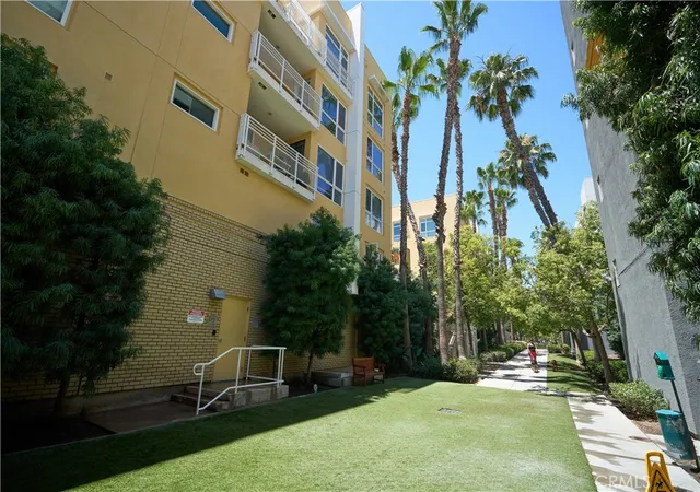 2nd image of 21301 Erwin St, Woodland Hills, CA 91367