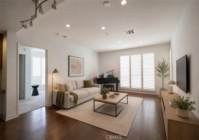 2nd image of 21301 Erwin St #305, Woodland Hills, CA 91367 | MLS# OC26129650