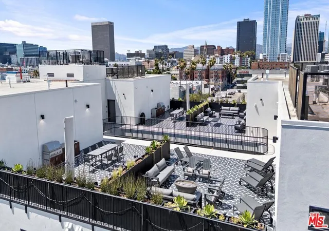 Photo 4 of Sale Pending at 904 S New Hampshire Ave #203, Los Angeles, CA 90006 | MLS# 26847523 | Listing updated on 2026-09-04