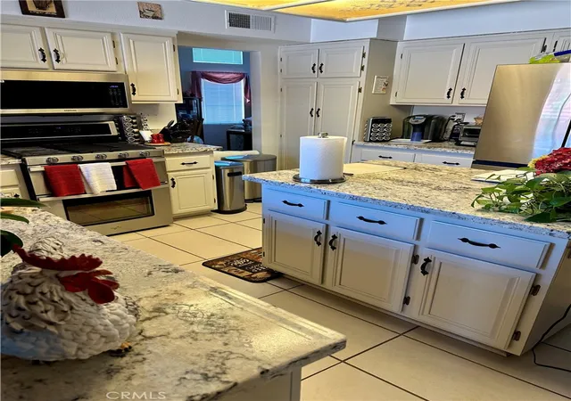 Photo 4 of Single family home for sale at 14800 Snake River Ct, Victorville, CA 92392 | MLS# HD26129112 | Listing updated on 2026-10-10