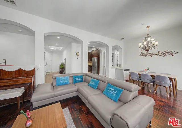 Listing Photo 5 - Condo for sale in building located at 5057 Maplewood Ave, Los Angeles, CA 90004 - Unit #PH4