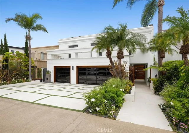 Photo 2 of Single family home for sale at 500 Harbor Is Dr, Newport Beach, CA 92660 | MLS# NP26126679 | Listing updated on 2026-09-30