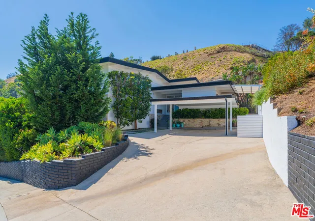Photo 2 of Single family home for sale at 1071 Tellem Dr, Pacific Palisades, CA 90272 | MLS# 26846927 | Listing updated on 2026-09-23