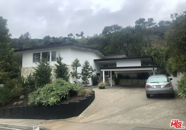 Photo 3 of Single family home for sale at 1071 Tellem Dr, Pacific Palisades, CA 90272 | MLS# 26846927 | Listing updated on 2026-09-23