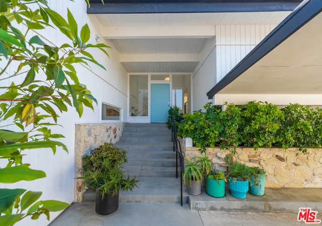 Photo 3 of Single family home for sale at 1071 Tellem Dr, Pacific Palisades, CA 90272 | MLS# 26846927 | Listing updated on 2026-09-23