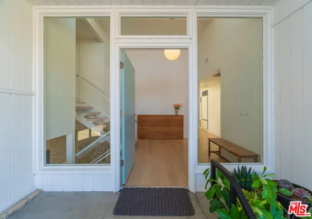 Photo 4 of Single family home for sale at 1071 Tellem Dr, Pacific Palisades, CA 90272 | MLS# 26846927 | Listing updated on 2026-09-23