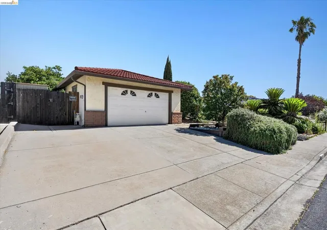 Photo 3 of Sale Pending at 1857 Heatherwood Dr, Pittsburg, CA 94565 | MLS# 41138388 | Listing updated on 2026-07-12
