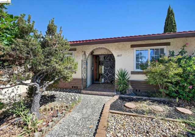 Photo 3 of Sale Pending at 1857 Heatherwood Dr, Pittsburg, CA 94565 | MLS# 41138388 | Listing updated on 2026-07-12