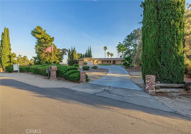 3rd image of 19459 Shasta Rd, Apple Valley, CA 92307 | MLS# HD26130398